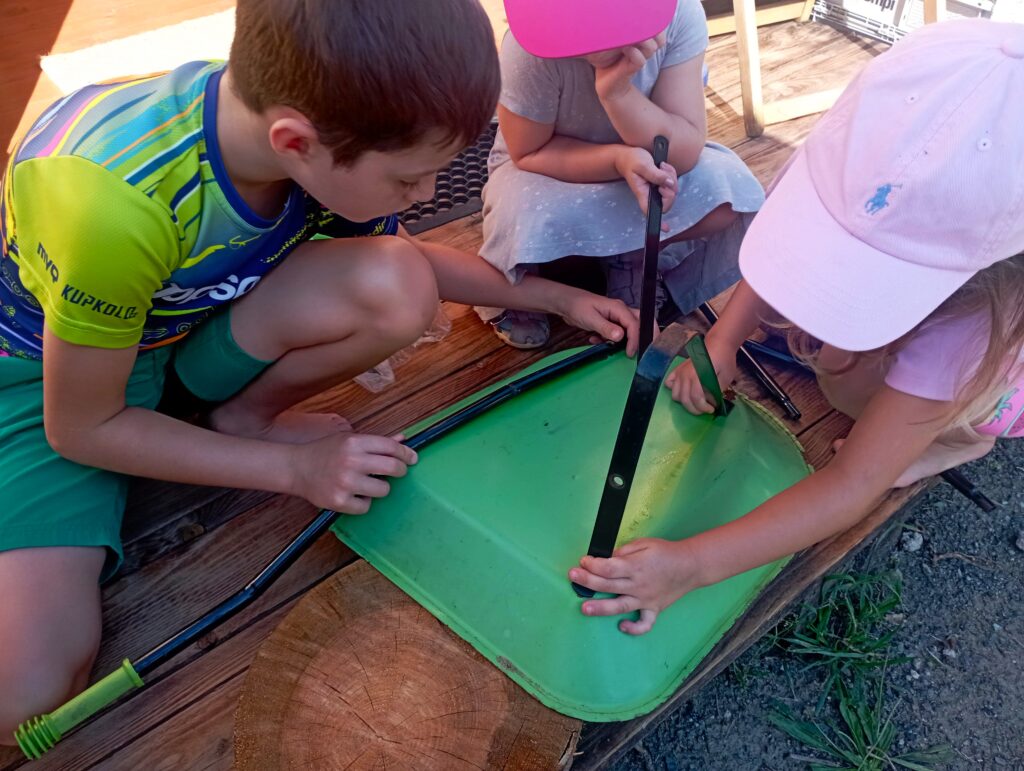 opravdové "povinnosti", Montessori aktivity, bohatá výbava, děti pomáhající s domácími pracemi